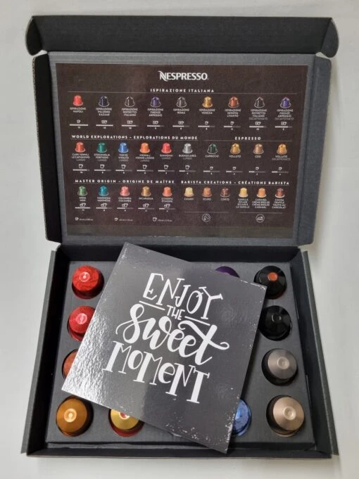 Koffie Proeverij Pakket Met 20 Stuks Verschillende Smaken En Mystery Card 'Enjoy The Sweet Moment' Met Persoonlijke (video) Boodschap | Verjaardag | Sinterklaas | Kerstpakket | Vaderdag | Moederdag | Jubileum | Valentijnsdag -Koffiebenodigdheden Winkel 899x1200 1